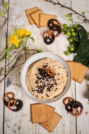 Süßer Erdnussbutterdip mit Schokoladenchips