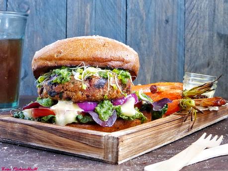 Homemade Veggie Burger mit Buchweizen-Rotebeete Patties & baked Carrots