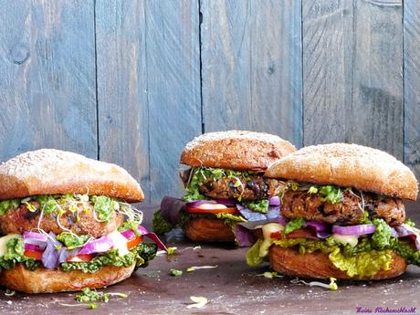 Homemade Veggie Burger mit Buchweizen-Rotebeete Patties & baked Carrots