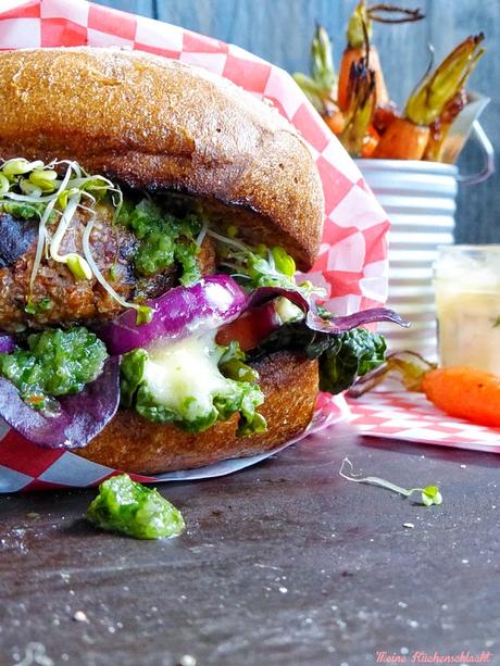 Homemade Veggie Burger mit Buchweizen-Rotebeete Patties & baked Carrots