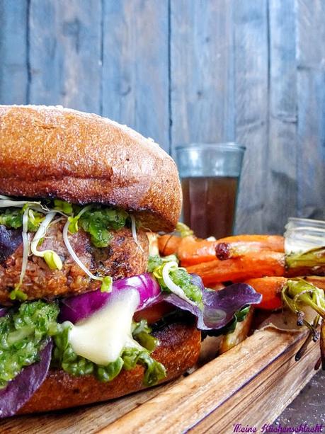 Homemade Veggie Burger mit Buchweizen-Rotebeete Patties & baked Carrots