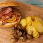 Gastbeitrag: Deftiger Speck-Burger mit Champignons und Knusperkartoffeln
