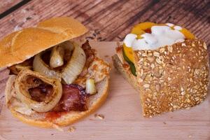 Gastbeitrag: Deftiger Speck-Burger mit Champignons und Knusperkartoffeln