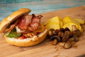 Gastbeitrag: Deftiger Speck-Burger mit Champignons und Knusperkartoffeln