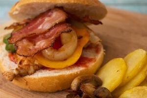Gastbeitrag: Deftiger Speck-Burger mit Champignons und Knusperkartoffeln