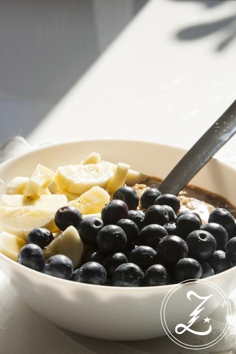 {Start Your Day Right} Wachmacher-Porridge mit Espresso, Mandelmus und frischem Obst | Zuckergewitter.de