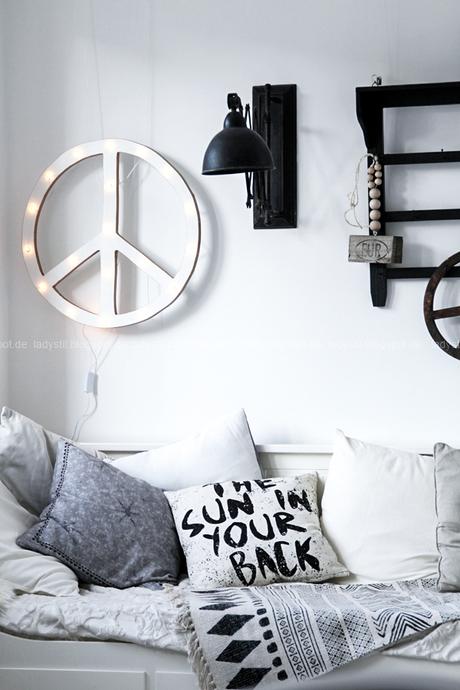 DIY Peacezeichen Leuchtobjekt ,Tagesbett Hemnes Ikea, Kissen HK Living