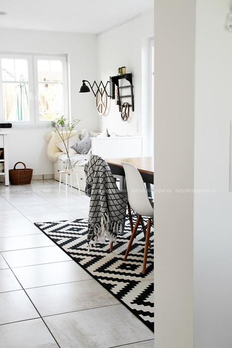 Blick vom Wohnzimmer übers Esszimmer bis zum Tagesbett in der Küche mit Peaczeichen DIY als Leuchtobjekt