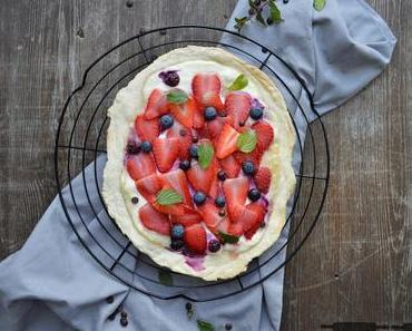 Flammkuchen mit Erdbeeren und Blaubeeren / Flatbread with Strawberries