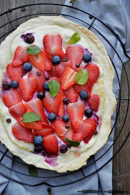 Flammkuchen mit Erdbeeren und Blaubeeren / Flatbread with Strawberries