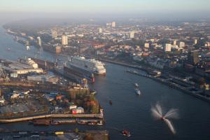 AIDA Cruises laeuft erstmals in Hamburger Hafen ein