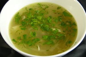 hühnersuppe mit fenchel und freekeh