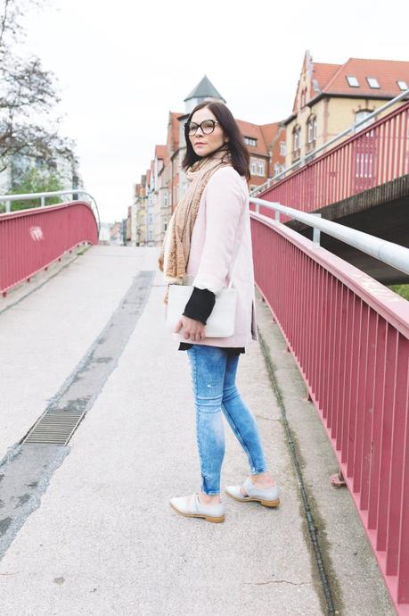 Kleidermaedchen.de Modeblog, erfurt, thueringen, berlin, fashionblog, Outfit, kleidermaedchen.de, Influencer Marketing und Kommunikation, Creator Frühlingsoutfit, spring outfit, Matt & Nat Tasche, Bag, Zara, Scarf, Schal, Blazer Zara, Shirt Zara, Longshirt H&M, Jeans Zara, Schuhe Zign, Slipper