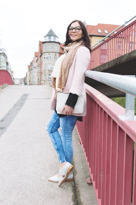 Kleidermaedchen.de Modeblog, erfurt, thueringen, berlin, fashionblog, Outfit, kleidermaedchen.de, Influencer Marketing und Kommunikation, Creator Frühlingsoutfit, spring outfit, Matt & Nat Tasche, Bag, Zara, Scarf, Schal, Blazer Zara, Shirt Zara, Longshirt H&M, Jeans Zara, Schuhe Zign, Slipper