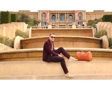 Honigfarbener Sandstein und Weinrotes Outfit