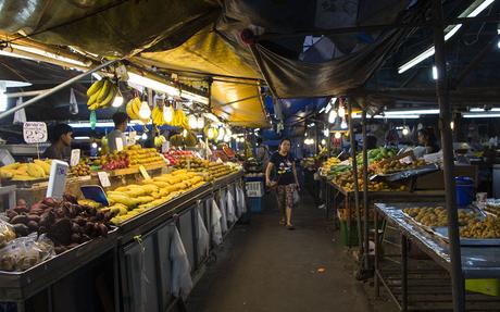 Obsthaendler-Nachtmarkt-Krabi-Thailand