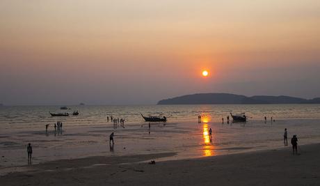 Sonnenuntergang-AoNang-Beach-Krabi-Thailand