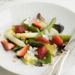 Spargel-Erdbeer-Salat mit Pinienkernen
