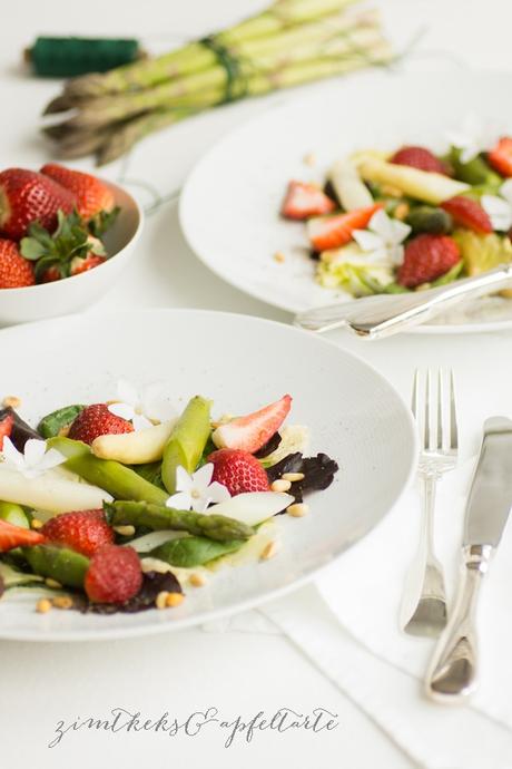 Spargel-Erdbeer-Salat mit Pinienkernen