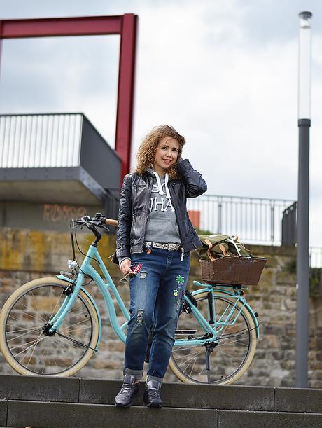 Outfit: Do it yourself Patched Jeans & Reebok Classics for a Tour with my new E-Bike