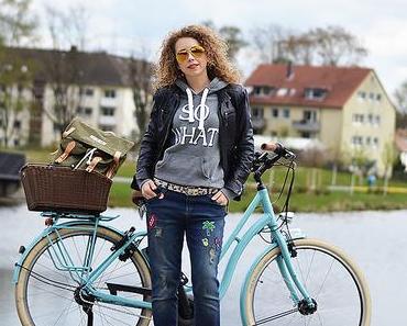 Outfit: Do it yourself Patched Jeans & Reebok Classics for a Tour with my new E-Bike