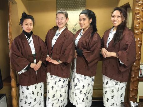 traditionelle-japanische-kleidung-yukata-bild