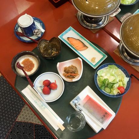 traditionelles-japanisches-fruehstueck-reis-fisch-obst