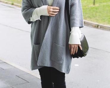 Lace Up Sandalen, weiße Bluse und Circle of Trust Cardigan