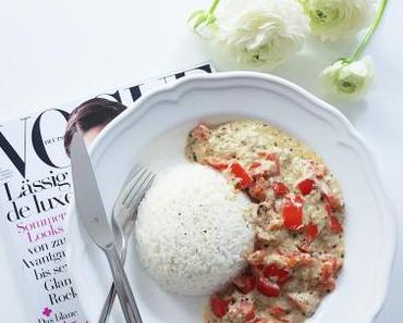 Reisberg mit Thunfisch-Paprika-Rahmsauce