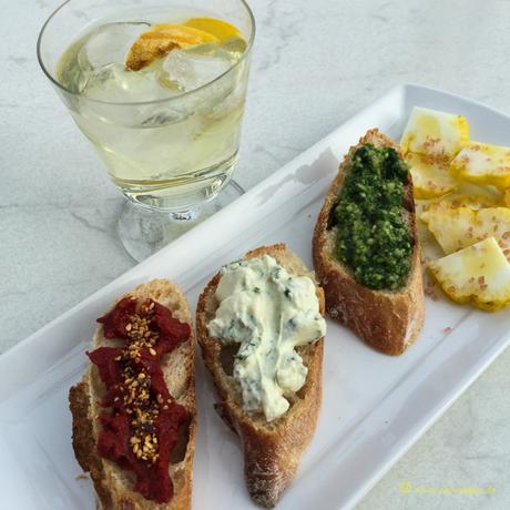 von links: Baguette mit Tomatenmark und Besam-Mix, Bärlauchfrischkäse, Bärlauchpesto. Dazu Cedratzitrone mit Olivenöl und grobem Meersalz. 