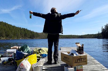 Ein Schlauchboot in Schweden als Eisbrecher