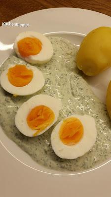 Eier mit grüner Soße