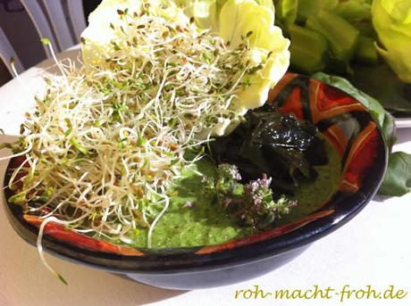Grüne Mandelsuppe mit SPROSSEN :) und Salat