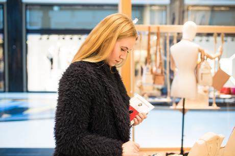 Sina mit einem Bild der Stelia bewaffnet auf der suche nach dem perfekten Accessoire