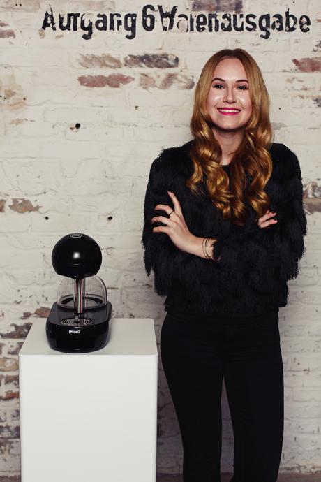 Gewinnerin Sina mit der stylischen Nescafé Dolce Gusto Stelia