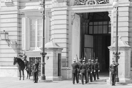 Wachablösung am Königspalast Palacio Real in Madrid, 20.3.2016, Foto Robert B. Fishman