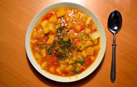 Würziges Kartoffelgulasch für kalte Wintertage