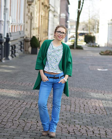Outfit: Bright Blue Jeans, Green Knit Cardigan & Flower Shirt