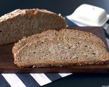 Dinkelbrot mit Chia, Sonnenblumenkernen und Haferflocken