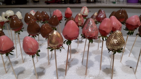 Jede Erdbeere mit einer anderen Schoko-Glasur mit Liebe zum Detail.