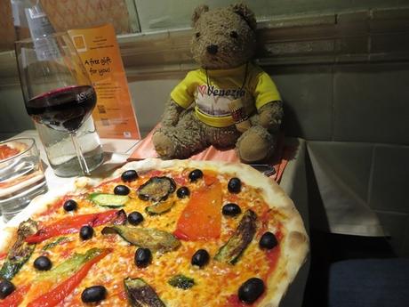 19_fertige-Pizza-mit-Oliven-und-Tejo-beim-Pizzakurs-Ristorante-That's-Amore-Rom-Italien