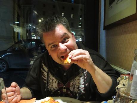 21_Reiseblogger-Daniel-Dorfer-beim-Pizza-essen-in-Rom-Italien