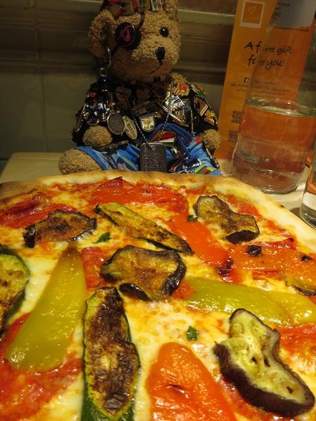 18_fertige-Pizza-mit-Jack-Bearow-beim-Pizzakurs-Ristorante-That's-Amore-Rom-Italien