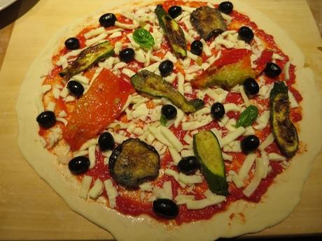 15_belegte-Pizza-mit-Oliven-beim-Pizzakurs-Ristorante-That's-Amore-Rom-Italien
