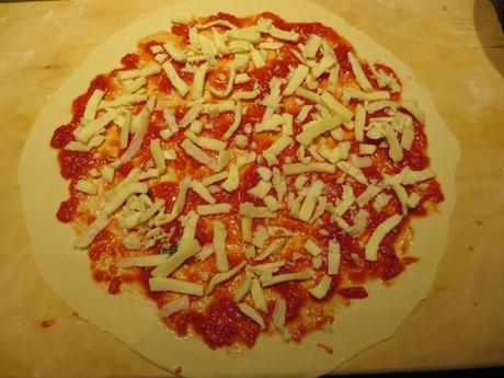 11_Mozzarella-Kaese-auf-Pizzateig-Pizza-backen-Kurs-Ristorante-That's-Amore-Rom-Italien