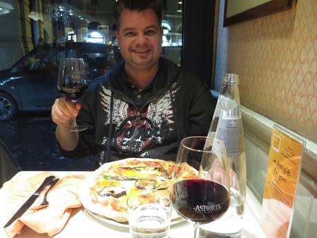 20_Reiseblogger-Daniel-Dorfer-beim-Pizza-essen-in-Rom-Italien-Fabiolous-Cooking-Day