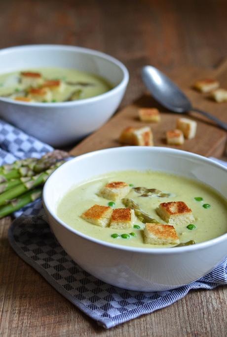 Grüne-Spargel-Suppe mit Erbsen und Knoblauch-Croûtons