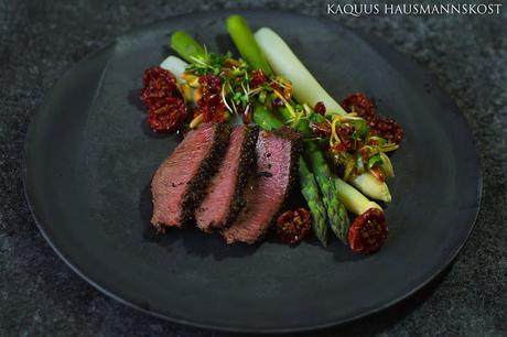 aromatisch: Spargel und gewürzte Rinderhüfte