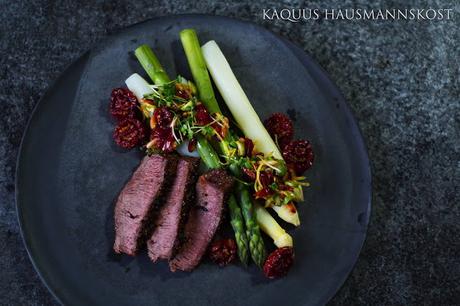 aromatisch: Spargel und gewürzte Rinderhüfte