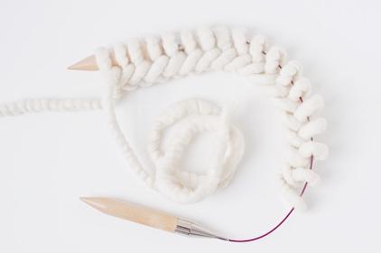 DIY Tutorial for a chunky knitted round pillow, Anleitung für gestricktes rundes Kissen